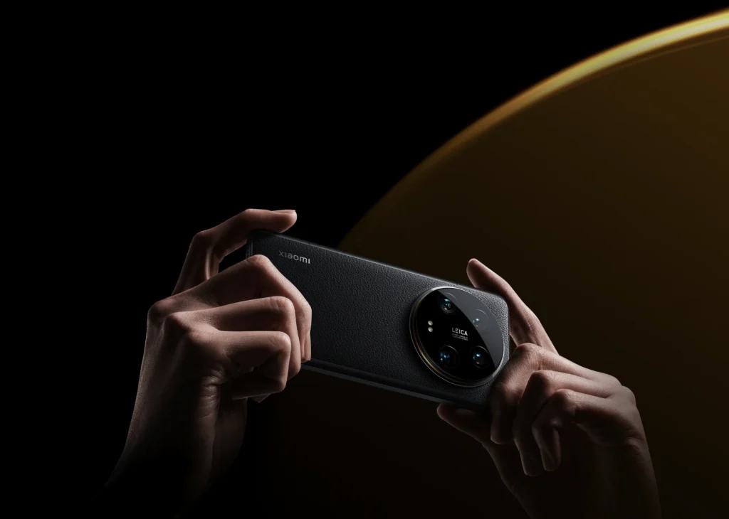 Xiaomi 14 Ultra, held sideways in both hands like a camera