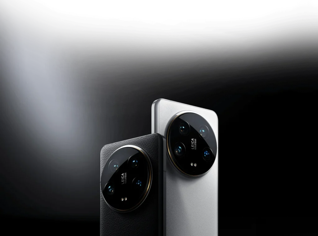 Xiaomi 14 Ultra, in Black and White, one in front of the other