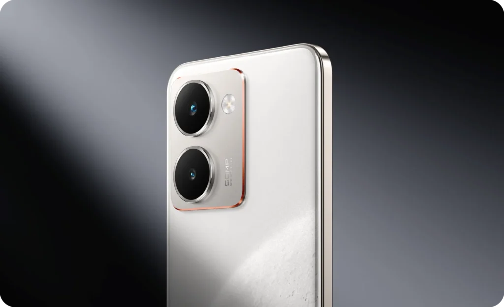 realme P3 Ultra 5G, in Glowing Lunar White, back on a dark backdrop