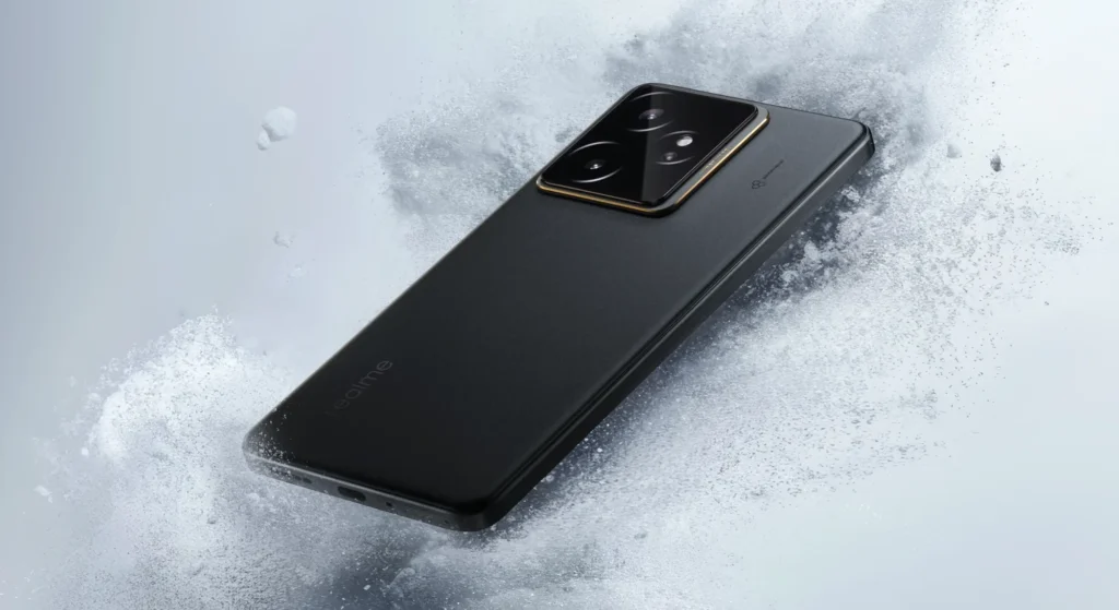 realme GT 7, in IceSense Black, in snow