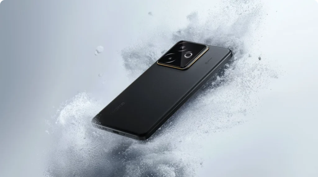 realme GT 7T, in IceSense Black, in snow