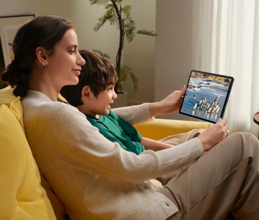 OPPO Pad SE, a mother and son watching it on a sofa