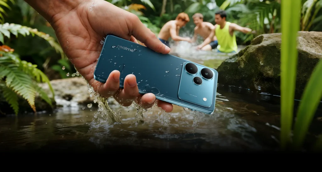 realme P4 Pro 5G, in Midnight Ivy, held in a stream