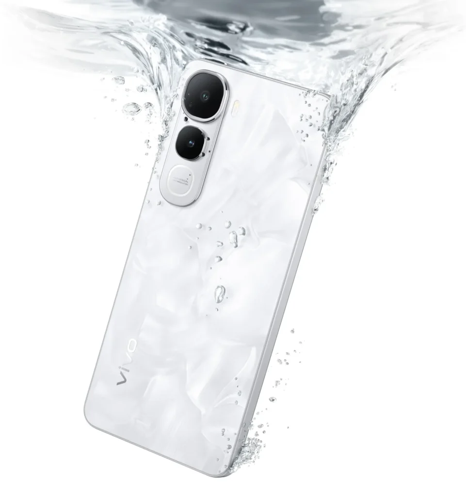Vivo Y400 5G, in Glam White, with water splashing over it