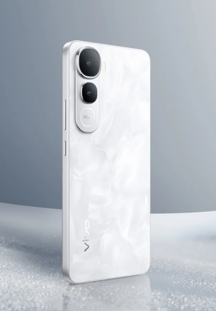 Vivo Y400 5G, in Glam White, standing in snow