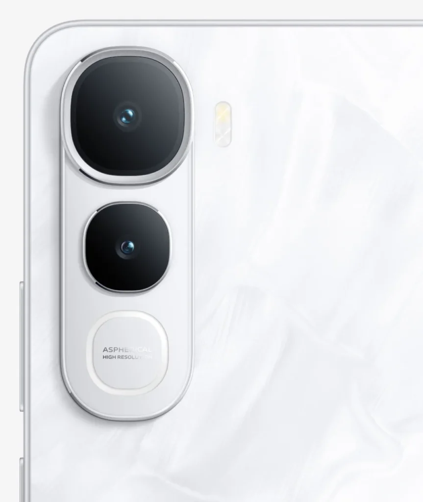 Vivo Y400 5G, close-up of the camera module in Glam White
