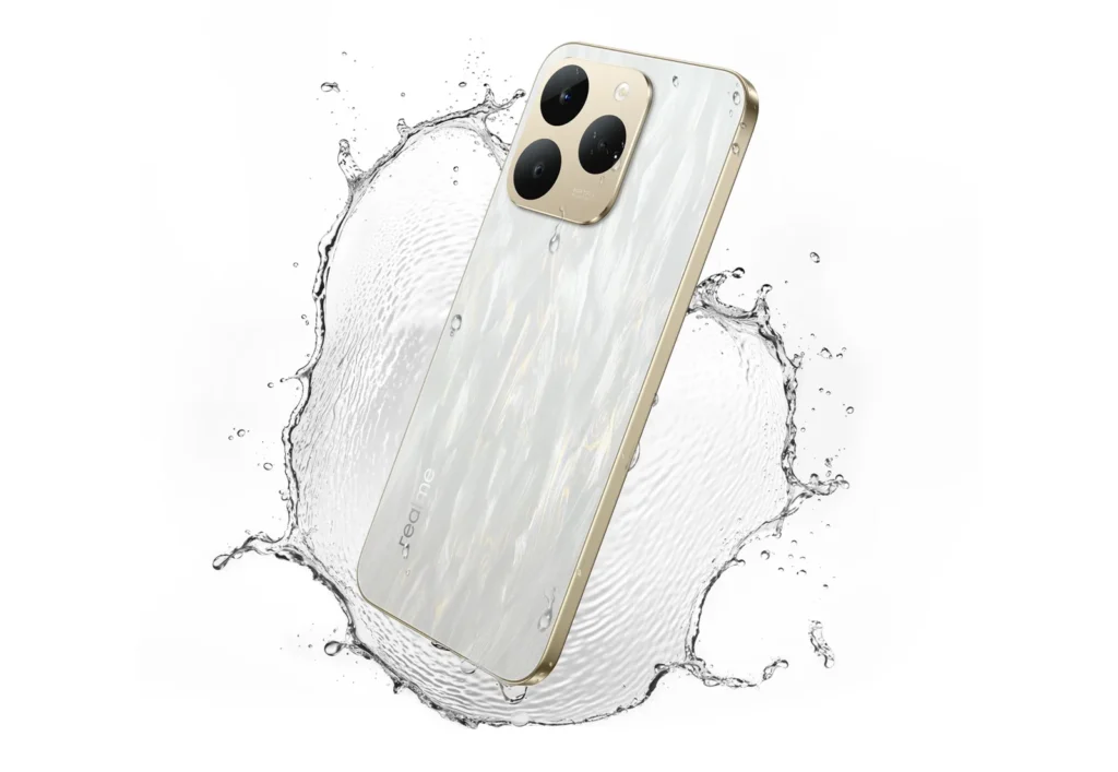realme 15T 5G, in Flowing Silver, in a splash of water