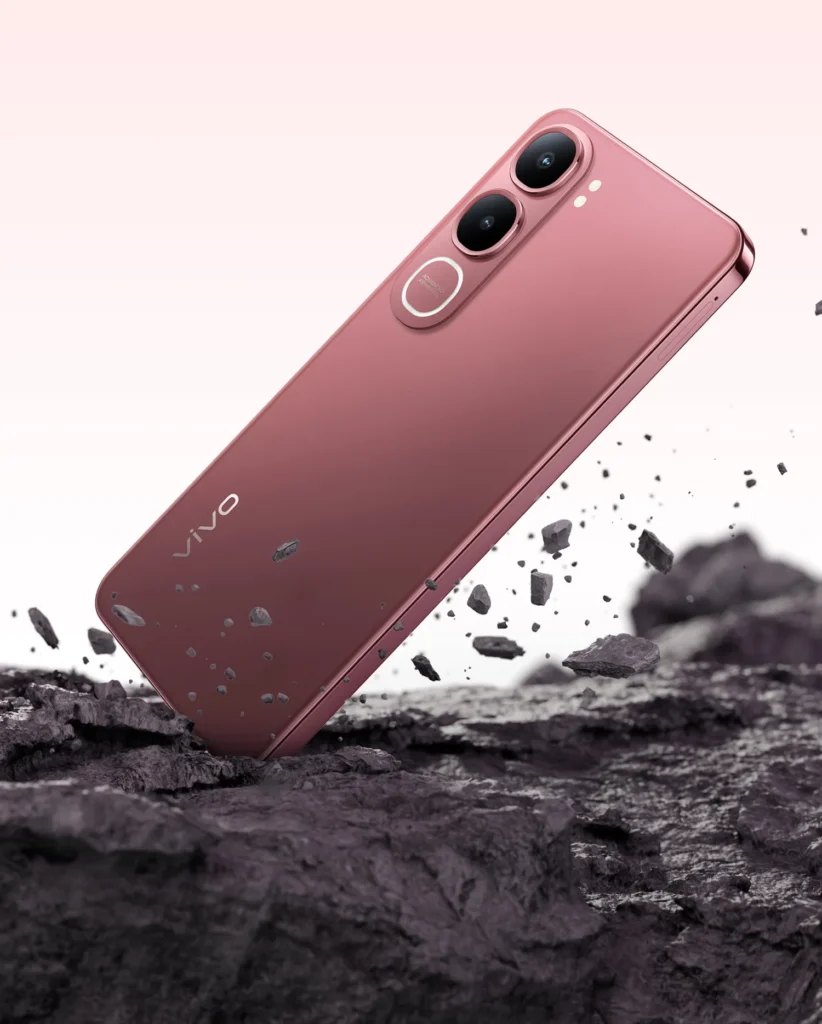 Vivo Y31 5G, in Rose Red, falling onto rock