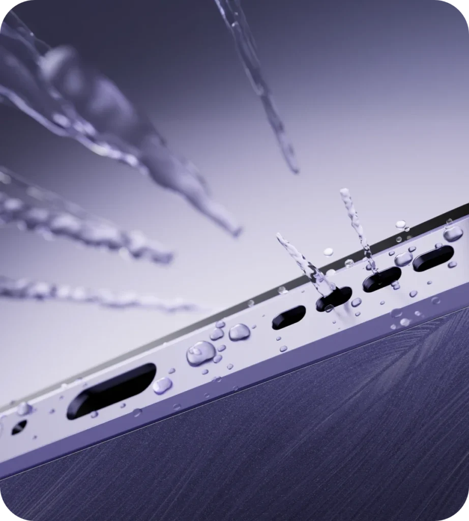realme C85 5G, close-up of the Parrot Purple frame with water drops