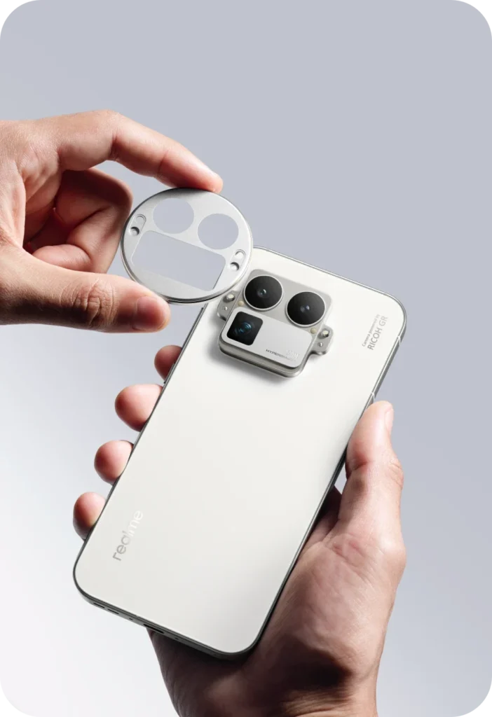 realme GT 8 Pro, in Diary White, swapping the camera ring