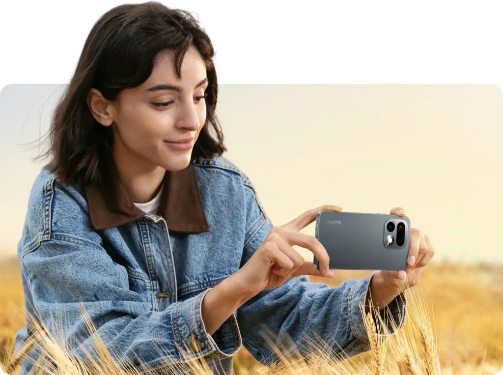realme 16 Pro 5G, taking a photo in a field