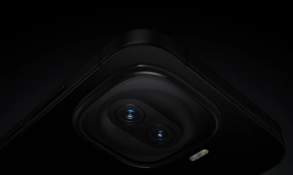 iQOO 15R, in Dark Knight, the camera up close