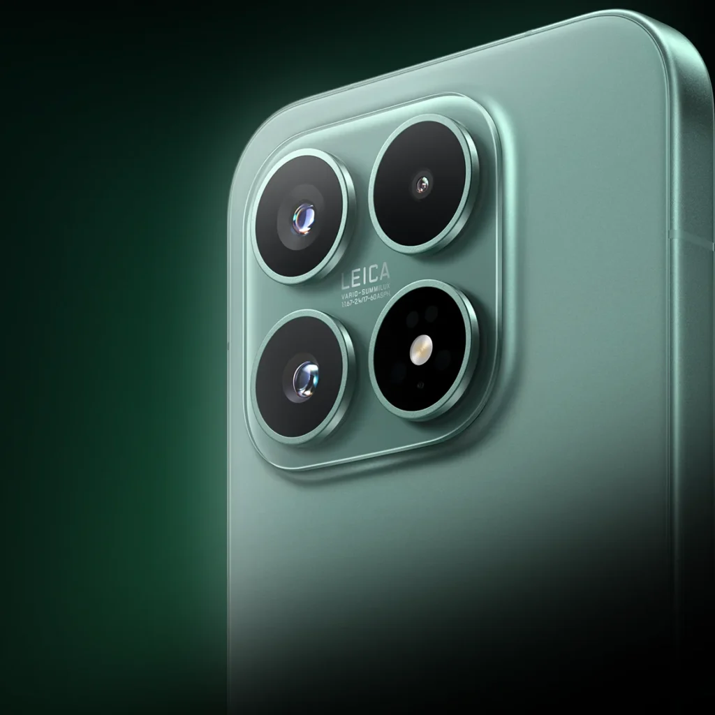 Xiaomi 17, in Venture Green, camera corner in low light