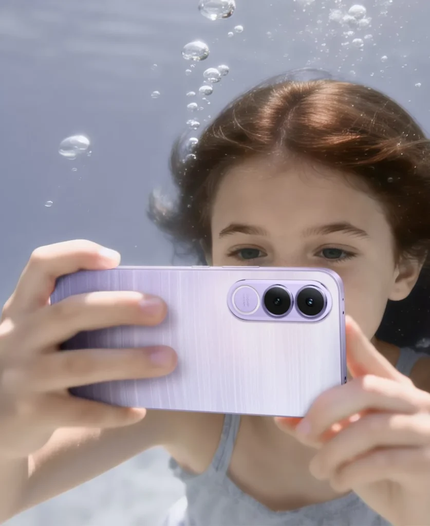 Vivo V70 FE, in Northern Lights Purple, held by a girl underwater
