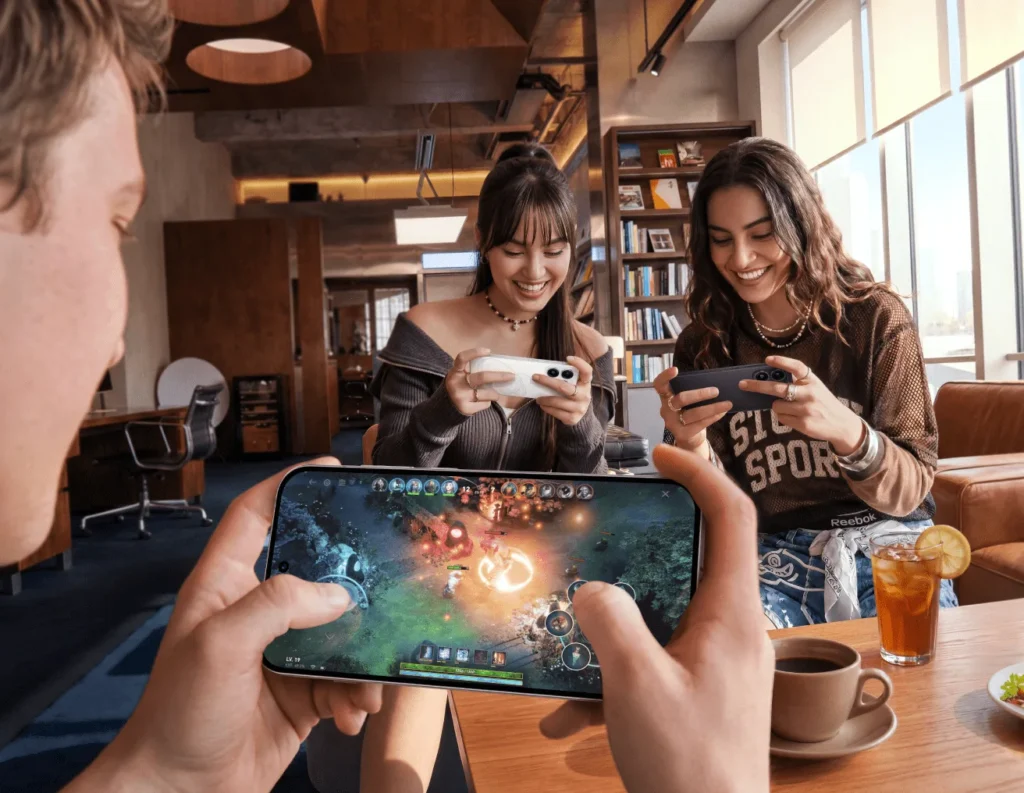 OPPO Reno16c 5G, two people gaming at a cafe table