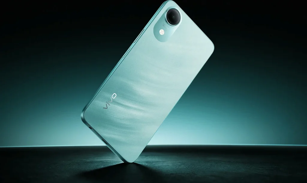 Vivo T5e, in Aero Blue, tilted on a dark floor