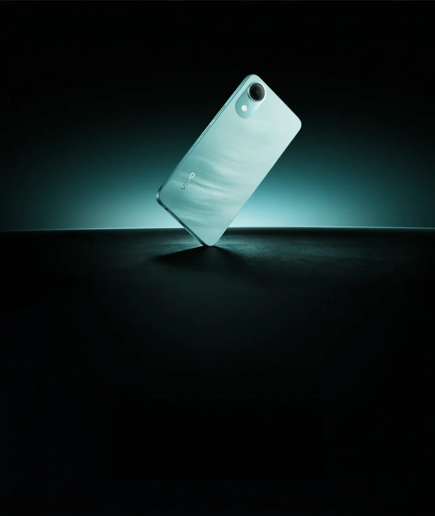 Vivo T5e, in Aero Blue, balanced on one corner