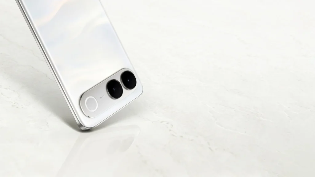 Vivo S2, corner of the back in Silk White