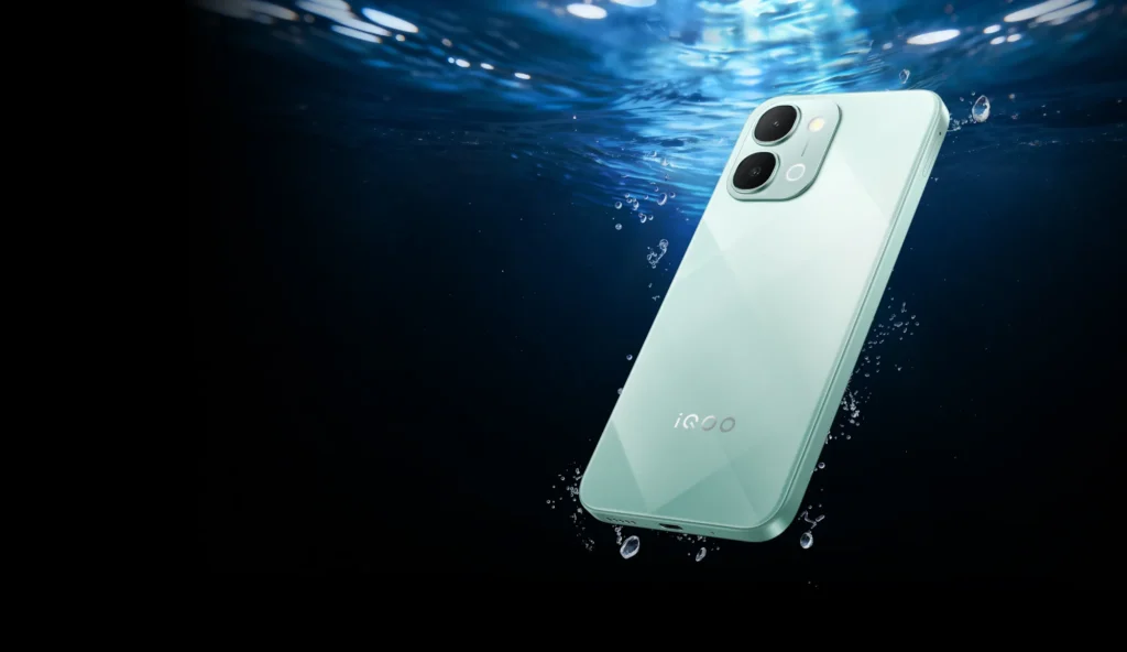 iQOO Z11xa, in Prismatic Green, under water